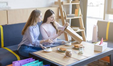 Başarılı alışveriş ten sonra kafede oturan iki genç kız arkadaş
