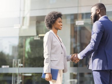 Tanıştığımıza memnun oldum. İki Afrikalı iş adamları açık havada tanıtan