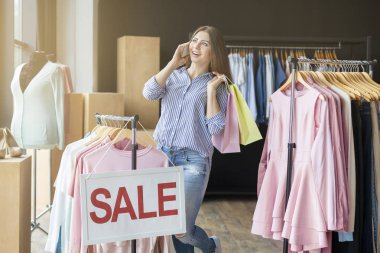 Kadın telefonda konuşmak çanta alışveriş