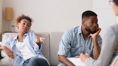 Indifferent Afro Karısı Kocası Cinsel Sorunlar Hakkında Sexologist Söylüyorum