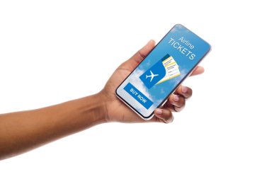 Siyah kadın elinde cep telefonu uçuşları rezervasyon için başvuru