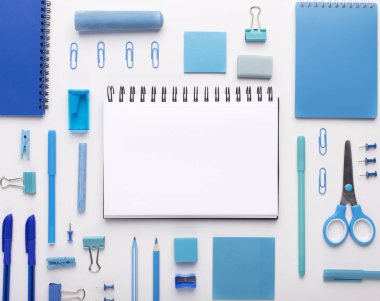 Mavi renkli ofis kırtasiye, beyaz boş alan ile not defteri