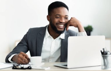 Kahve molası sırasında ailesine görüntülü görüşme yapan Afrikalı işadamı