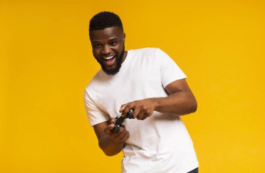 Oyun çubuğu tutan ve video oyunları oynarken heyecanlı zenci