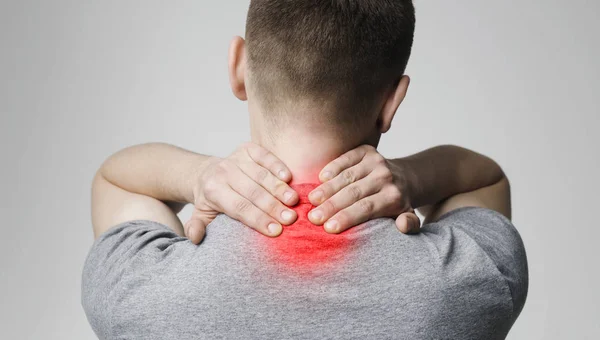 Homem forte com dor no pescoço, visão traseira — Fotografia de Stock