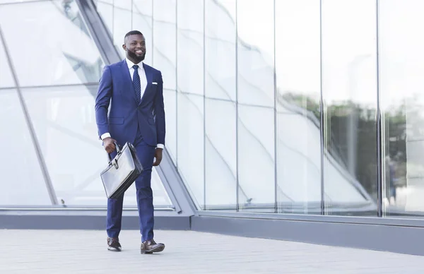 Успішний чорний бізнесмен з короткою прогулянкою в міській зоні — стокове фото