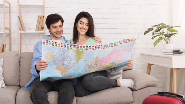 Любляча пара планує медовий місяць відпустку з картою — стокове фото
