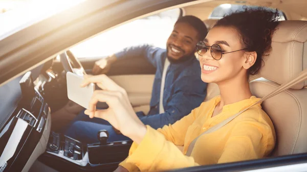 Feliz pareja afroamericana tomando selfie en coche —  Fotos de Stock