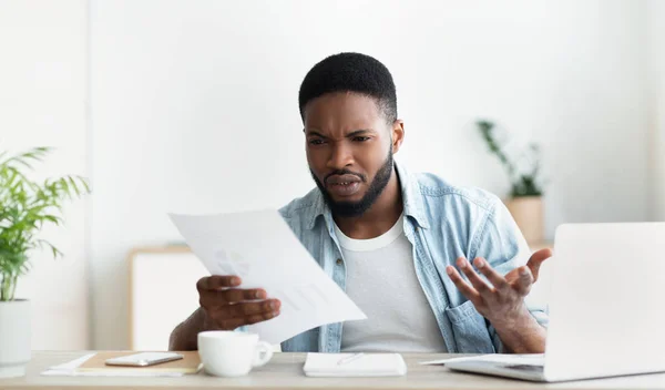 Empleado frustrado sorprendido por la lectura del informe financiero de su empresa —  Fotos de Stock