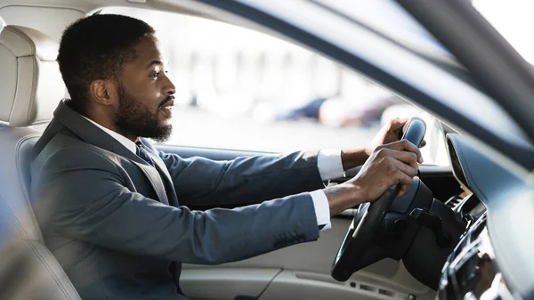 Fahren mit Vergnügen. Afro-Mann in Formalbekleidung fährt Auto — Stockfoto