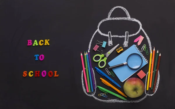 Mochila de giz adolescente com papelaria de escritório e almoço — Fotografia de Stock