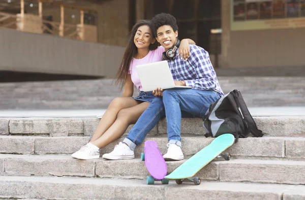 ラップトップと階段に座って黒い十代の若者のカップル — ストック写真