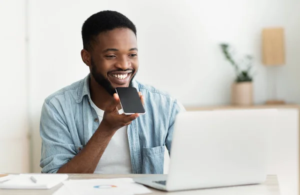 Homem africano usando assistente de voz no celular — Fotografia de Stock