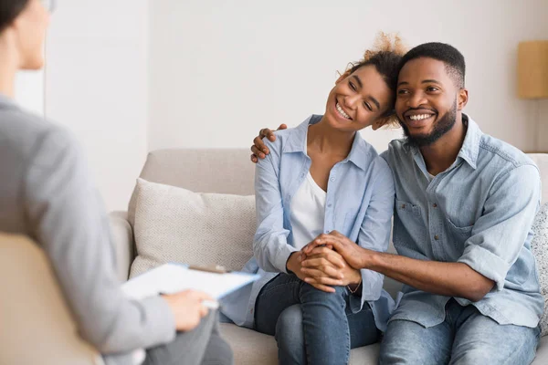 Афро-супруги счастливо обнимаются после примирения с семейной консультацией — стоковое фото