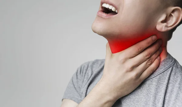 У людини жахливий біль у горлі через грип — стокове фото