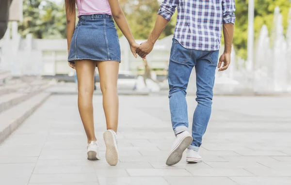 Romance adolescente. Pareja cogida de la mano disfrutando de una cita en la ciudad . — Foto de Stock