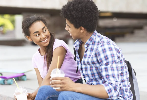 Souriant amis afro-américains boire des cocktails à emporter et bavarder — Photo