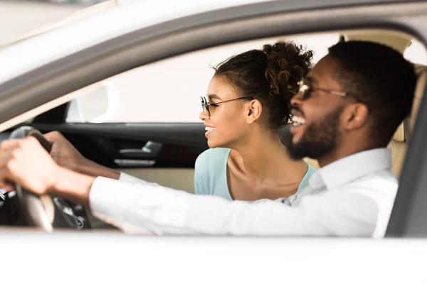 Jovem casal negro de carro em viagem de carro, viajando juntos — Fotografia de Stock