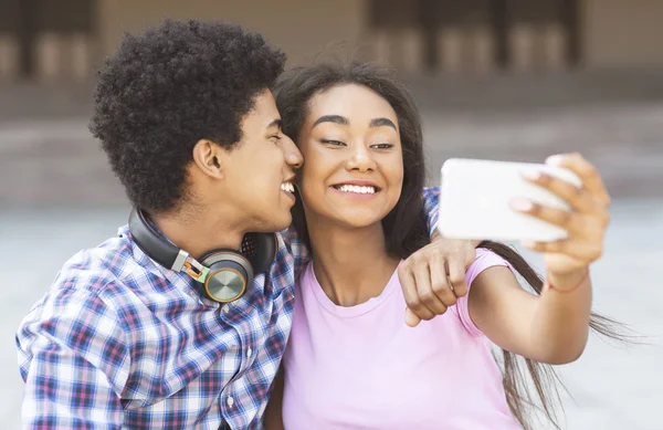 Jonge liefdevolle paar maken selfie op smartphone camera — Stockfoto