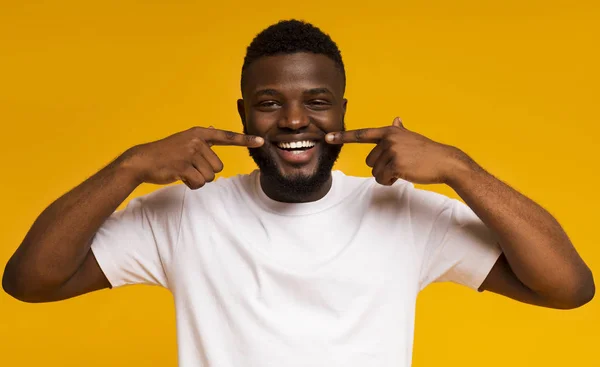 Νέος Αφρικανός Αμερικανός άνθρωπος χαμογελά και δείχνει τέλεια δόντια — Φωτογραφία Αρχείου
