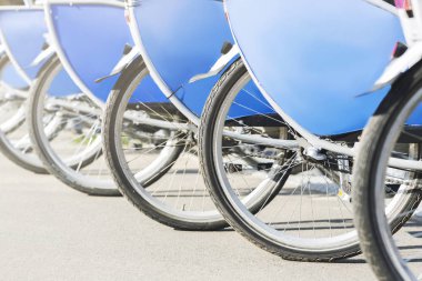 Rent-a-bike hizmetleri. Kiralamaya hazır bisiklet lerin sıralaması