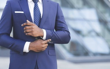 Afro-Amerikan İşadamı Şehirde Kol Manşet Ayarlama, Kırpılmış