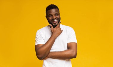 Yakışıklı afro-amerikan adam çene dokunmadan, kopya alanı