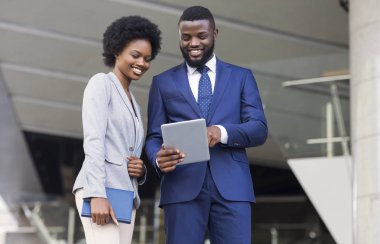 İki neşeli iş arkadaşları dijital tablet açık havada internet tarama
