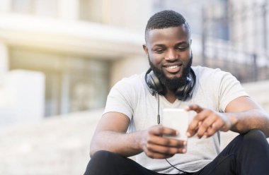 Sosyal ağlarda Mutlu afrikalı Amerikalı adam blog