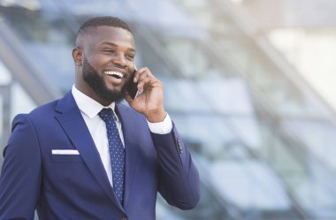 Neşeli Afrikalı Amerikalı İşadamı Şehirde Telefon Görüşmesi Yapıyor