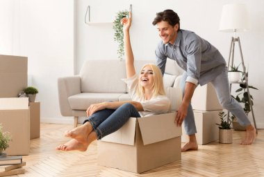 Kocası Hareketli Kutuda Karısını Sürme Eğleniyor