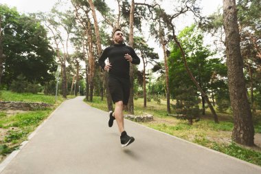 Sportif adam jogging parkta sabah egzersiz sırasında