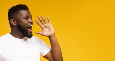 Yakışıklı siyah adam kopya alanı bağırıyor, duyuru yapıyor