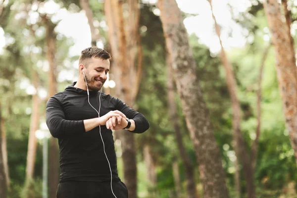 Male runner using smart watch to monitor his performance. — Stock Photo, Image