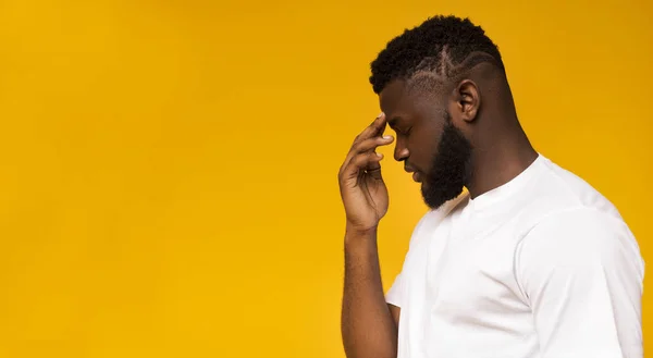 Perfil retrato del hombre afroamericano reflexivo — Foto de Stock