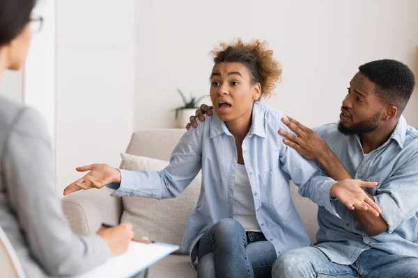 Esposa negra culpando marido e acenando com as mãos durante a terapia de casais — Fotografia de Stock