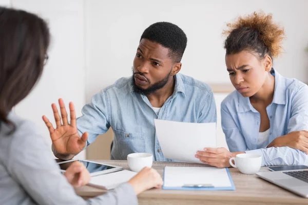 Casal afro-americano insatisfeito criticando e rejeitando conselho corretores de seguros — Fotografia de Stock