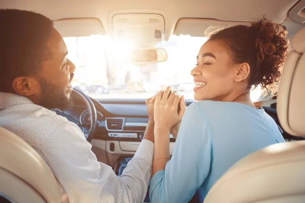 Casal feliz de mãos dadas, viajando de carro — Fotografia de Stock