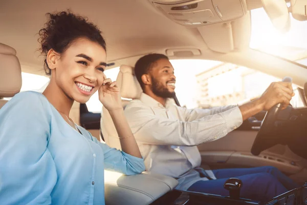 Jovem casal afro-americano dirigindo de carro, viajando juntos — Fotografia de Stock