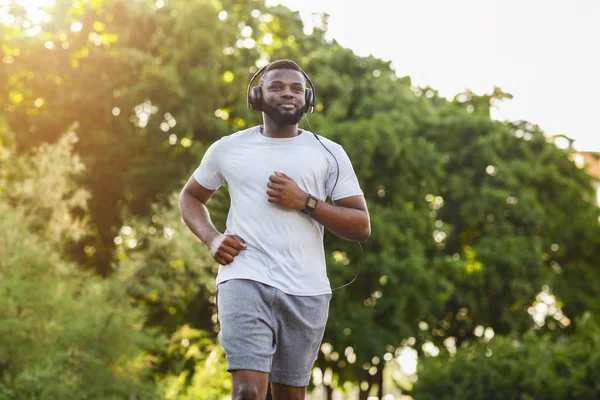 Porträt eines schwarzen Athleten beim Laufen im Park — Stockfoto