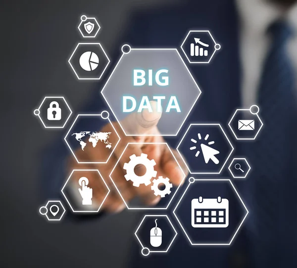 Uomo d'affari che sceglie con il dito Big data network — Foto Stock