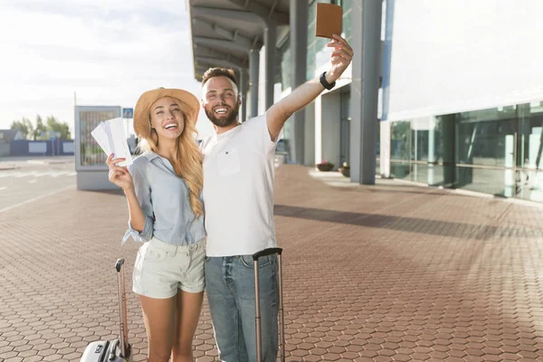 Liebespaar fährt in den Urlaub und hält Tickets — Stockfoto