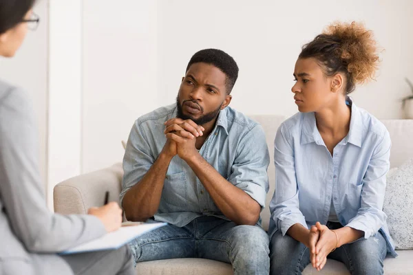 Casal Africano Americano Ouvindo Psicólogos Conselhos Sobre Sessão Terapêutica — Fotografia de Stock