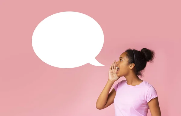 Афроамериканець дівчина робить оголошення на білих порожній промови міхур — стокове фото