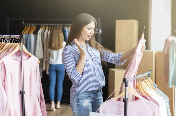 Chica feliz finalmente encontró la camisa que estaba buscando — Foto de Stock