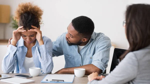 Noir mari réconfortant pleurer femme sur finansial counseling — Photo