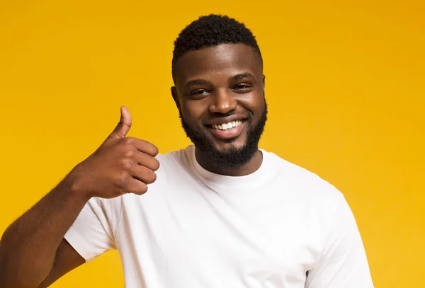 African american guy showing thumb up and smiling at camera — Stock Photo, Image