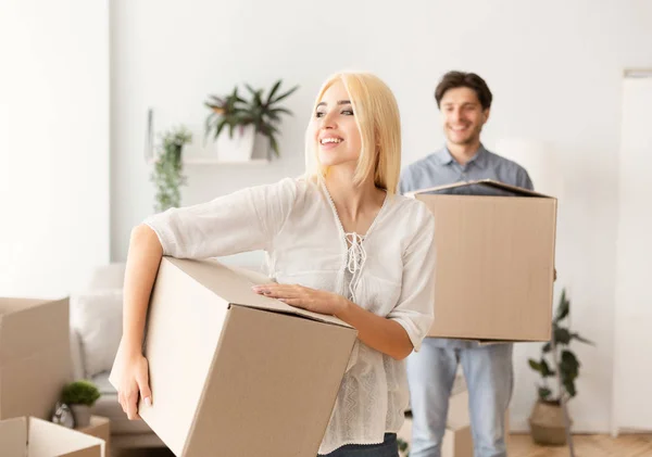 Marido feliz e esposa transportando caixas se movendo para novo apartamento — Fotografia de Stock