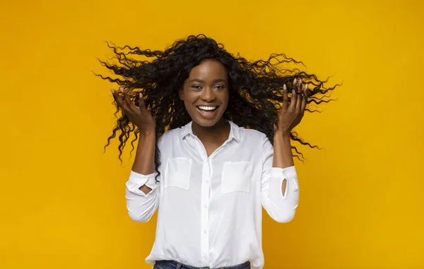 Alegre africana americana joven chica con vuelo rizado pelo — Foto de Stock