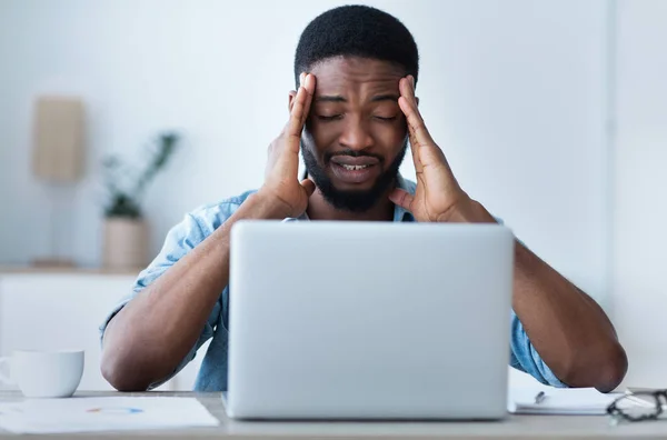 Müder Geschäftsmann hat Kopfschmerzen im Büro, fühlt sich krank — Stockfoto